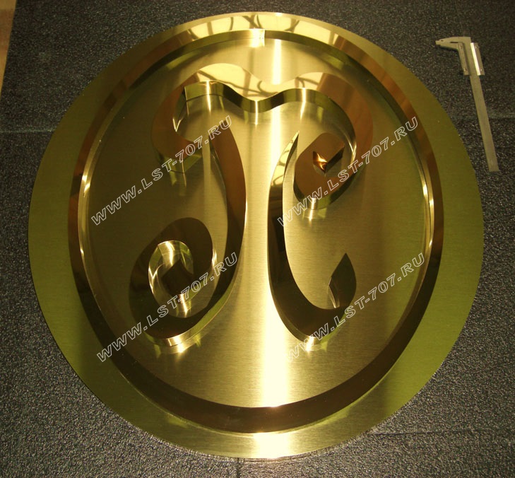 Объемный комбинированный логотип из нержавеющей стали под золото