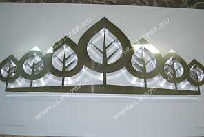 Объемный металлический логотип из зеркальной нержавеющей стали.
